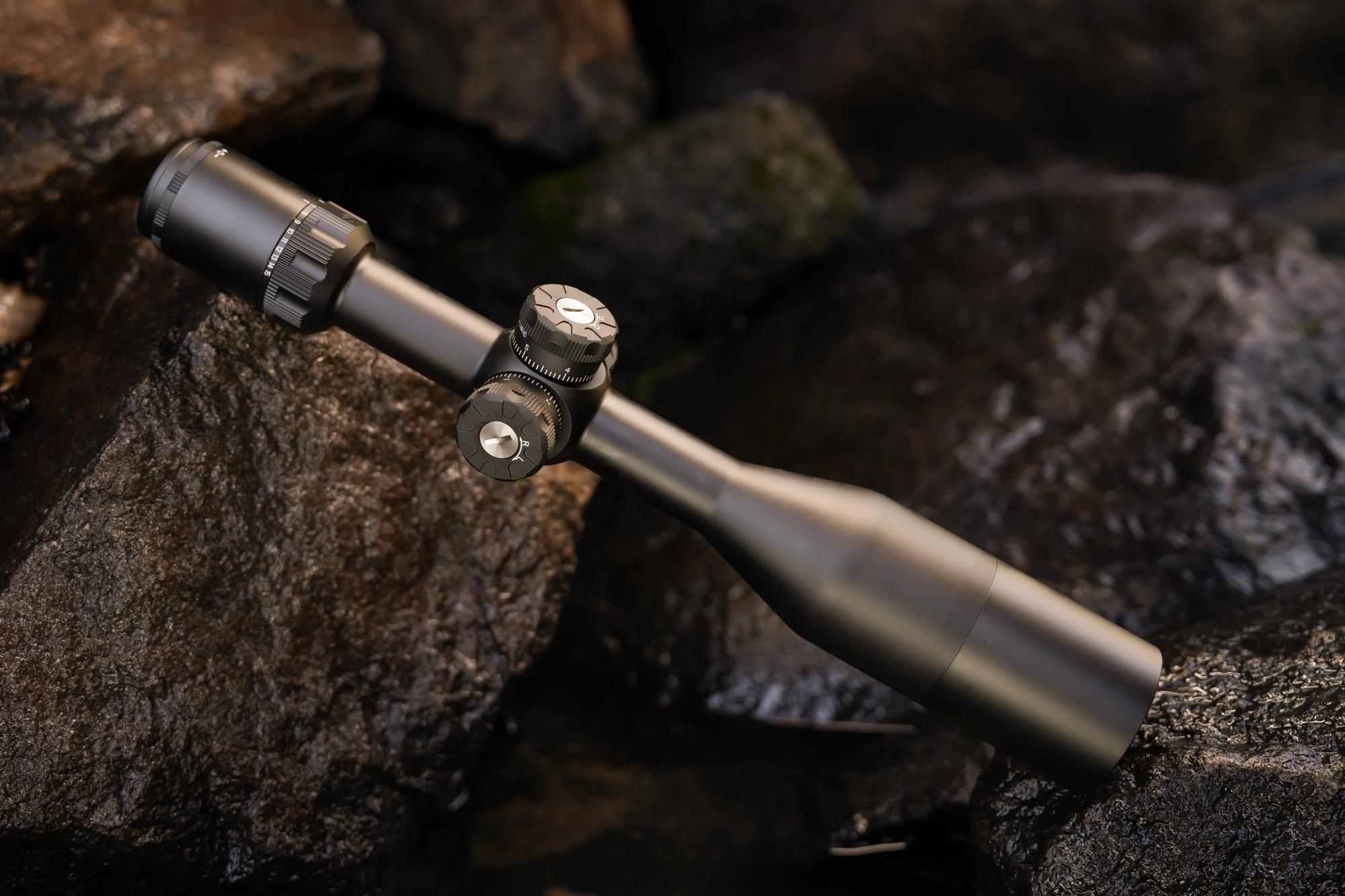 Optical riflescope mounted in a rugged rocky environment