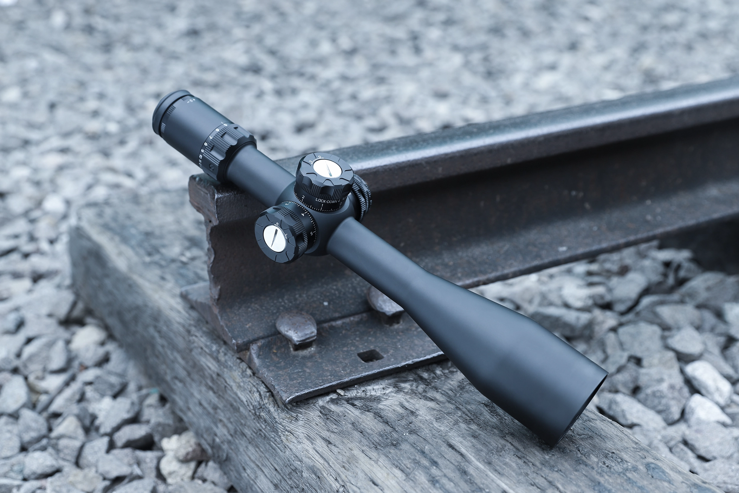 Yubeen ED5-25×56 SFIR FFP riflescope mounted in an outdoor field configuration