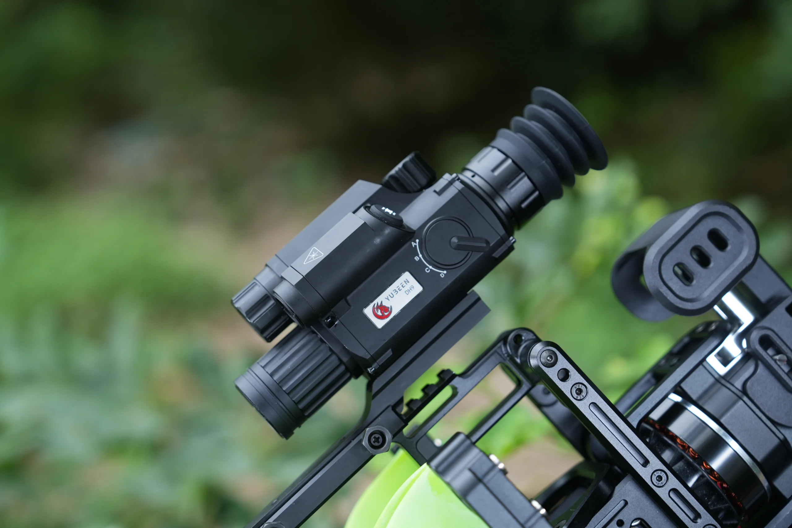 Yubeen DH9 digital day and night vision scope in an outdoor field configuration