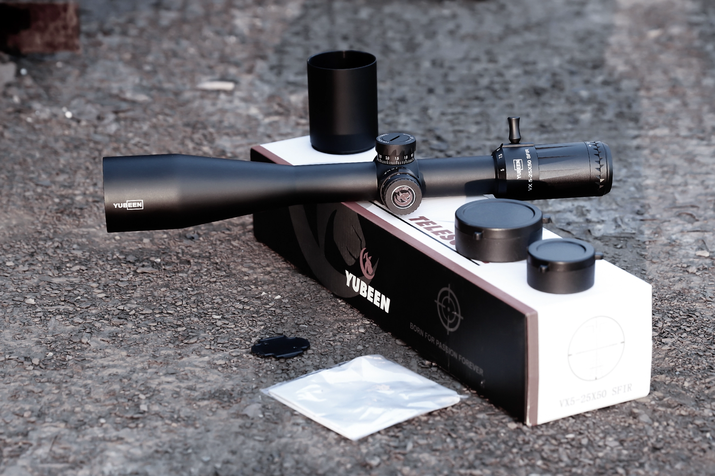 Optical riflescope package and accessory presentation